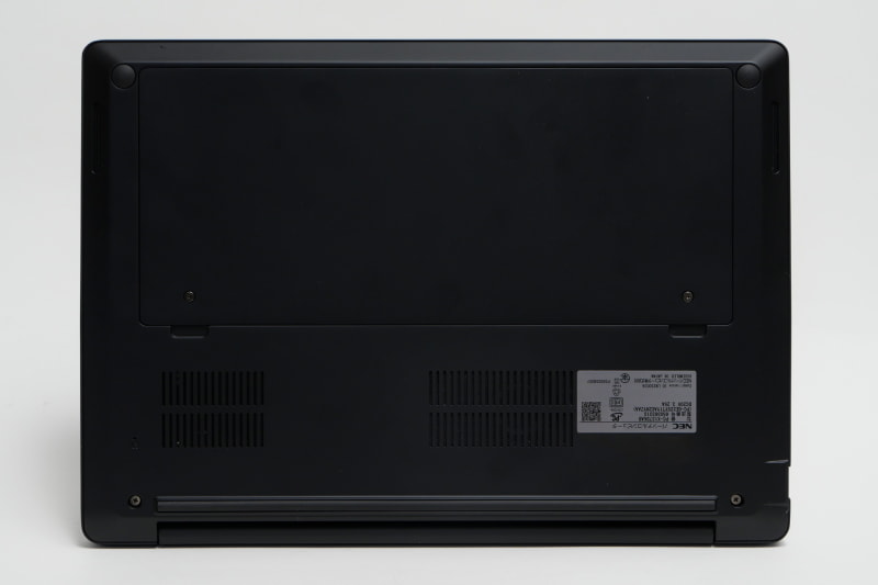 フットプリントは299×214mm。13.3型モバイルPCとして標準的だ