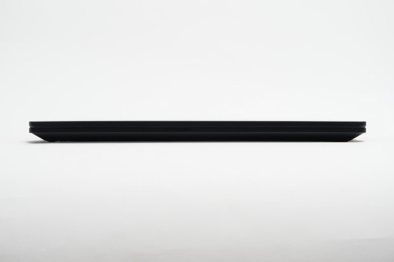 正面。高さは17.9mmと、まずまずの薄さだ
