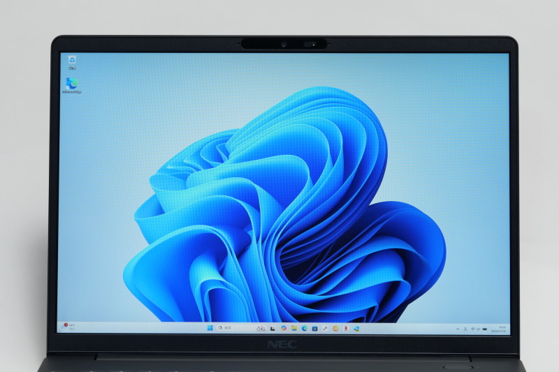 1,920×1,200ドット表示対応の13.3型IPS液晶を搭載。10点マルチタッチ対応でスマホ世代に親和性が高い
