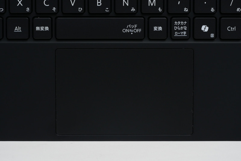 ポインティングデバイスはクリックボタン一体型のタッチパッドを採用