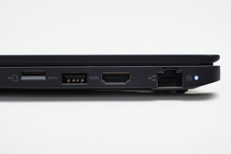 右側面にはmicroSDカードスロット、USB 3.2 Gen 2、HDMI、Gigabit Ethernetを配置