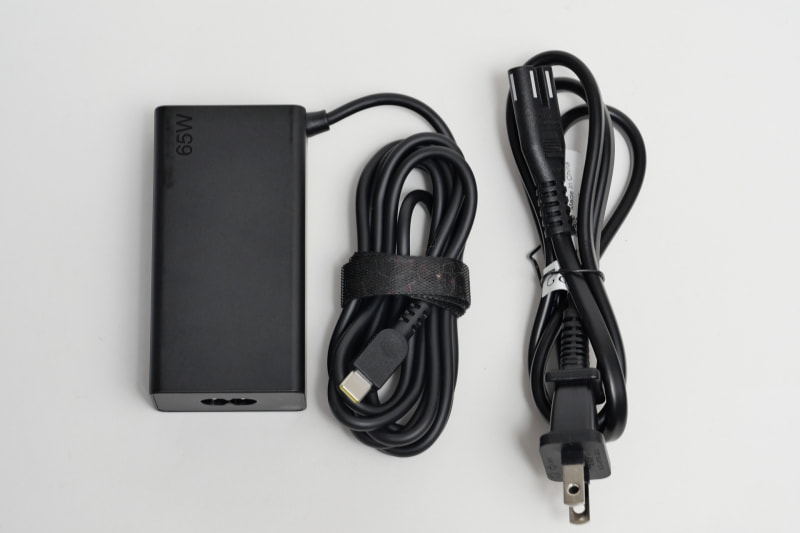 付属ACアダプタはUSB Type-C接続で、出力は最大65W
