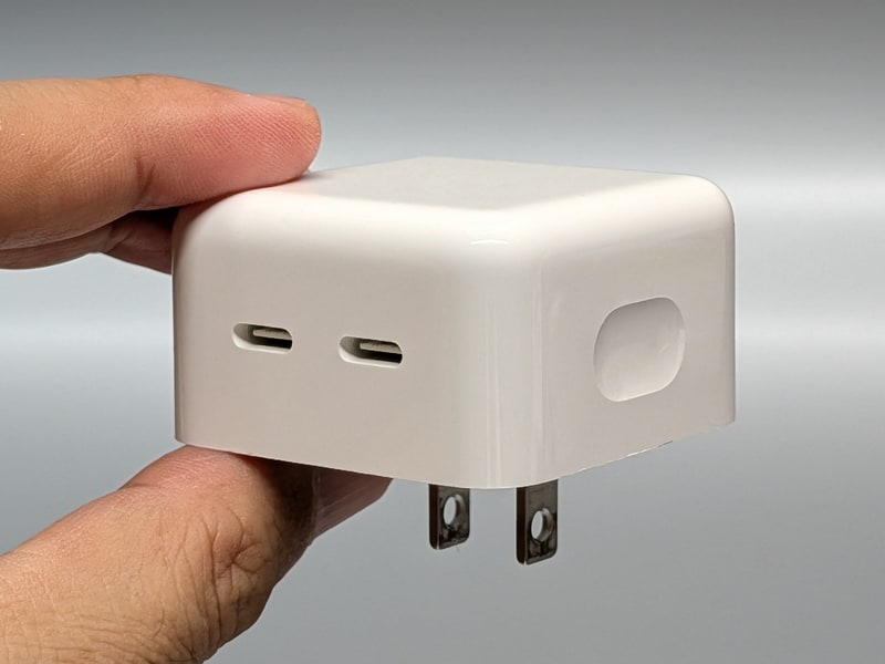 Appleの「デュアルUSB-Cポート搭載35Wコンパクト電源アダプタ」。仕様は非公表だが、今回紹介する製品と同じ、瞬停を抑制する機能を搭載することで知られる