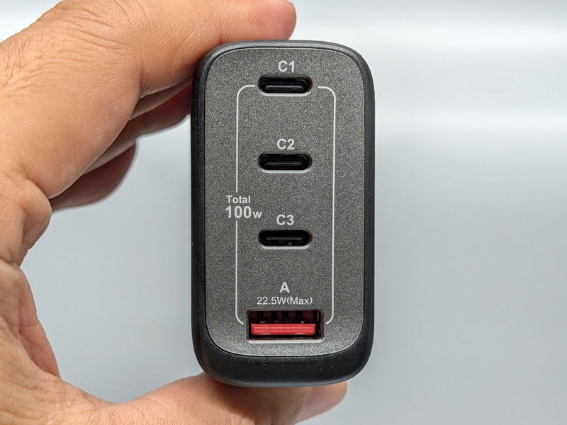 USB Type-C 3基、USB Type-A 1基の合計4ポートを搭載する