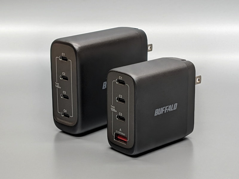今回紹介した最大100Wのモデル(手前)のほか、USB Type-C 4基構成の140Wモデル(奥、BSACPD14005C4BK)もラインナップされる