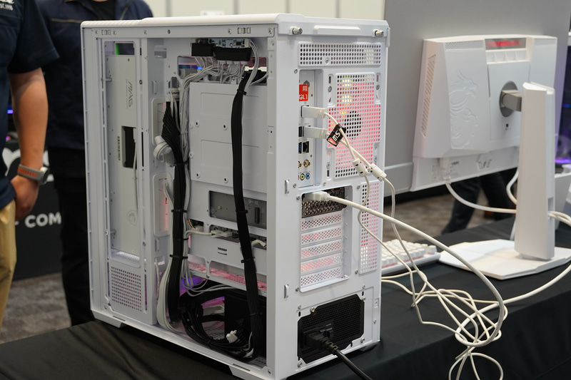 背面コネクタのマザーボードによって、ケーブルがケース右側面に隠されている