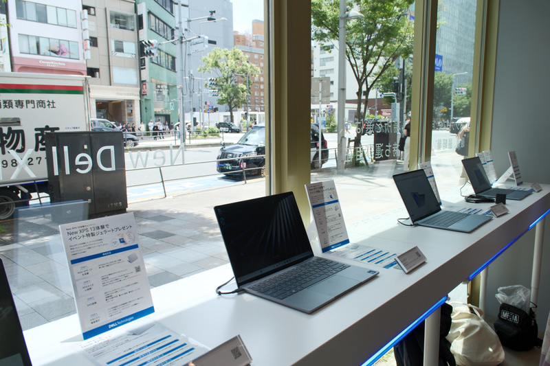 窓際にも展示スペースを用意
