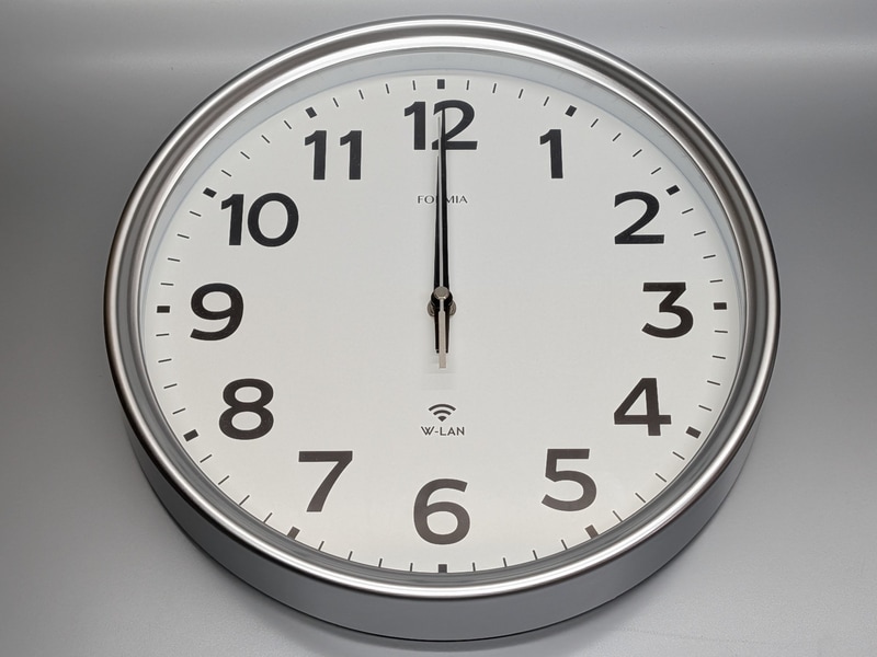 いったん0時00分に揃ってから時針分針が回り始め、正しい時刻にセットされる。ちなみに保存済みのSSIDがダウンしていて時刻が取得できない場合も、この0時00分で停止状態になる