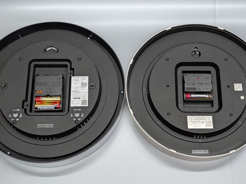 左が本製品、右がノア精密「W818」。電池の本数が2倍なので、単純に電池の持ちだけでいうと本製品の方が長い可能性がある。ちなみに取説によると電池寿命は「10カ月」とされている