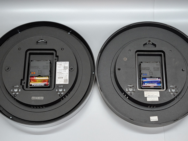 左が本製品、右がニトリの「Wi-Fiで時間を合わせる掛け時計 (SW 009TG)」。使われているムーブメントは同じ「CH-899」だが本製品は2つ目のボタンが無効化されているなどファームレベルの違いはあるようだ