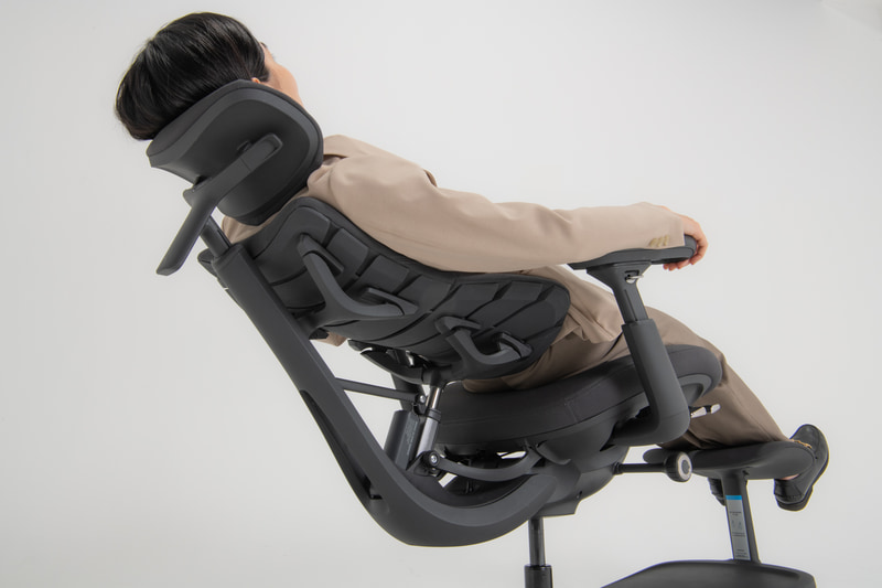 リクライニングしてOmniストレッチをオンにすれば、背中を伸ばして5分でリフレッシュ