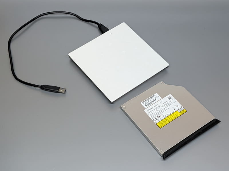 ノートPCから光学ドライブを抜いてケースに挿入し、フロントカバーを付け替えれば無事使えるようになる