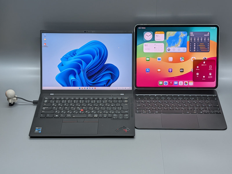 実行中の様子。傍目にはWindowsとiPadが並んでいるだけに見えるが、WindowsからiPadを操作できる。マウスの中央ボタンを押すことで操作対象を切り替えられる
