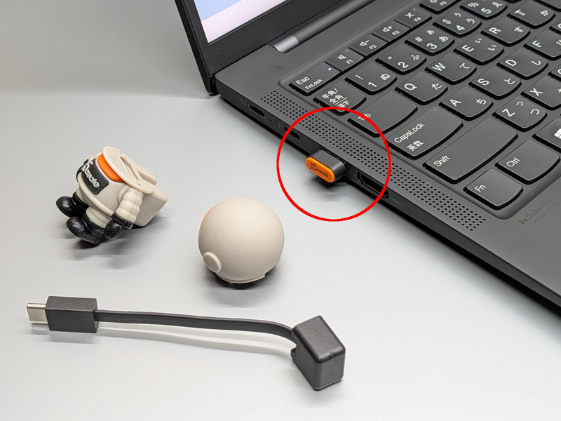 ドングルだけをPCに接続した状態。実は接続するのはこれだけで構わない、と気づくまでかなりの時間がかかる