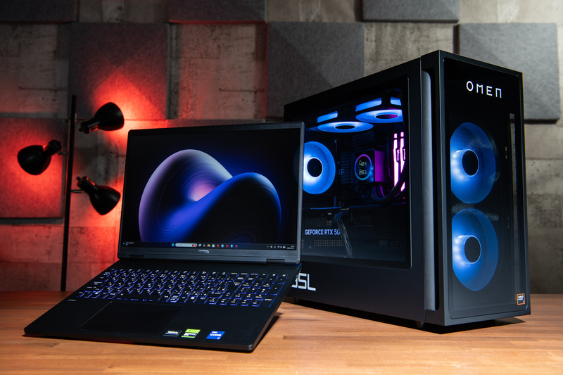 「HyperX OMEN 35L」(右)と「HyperX OMEN 15」(左)