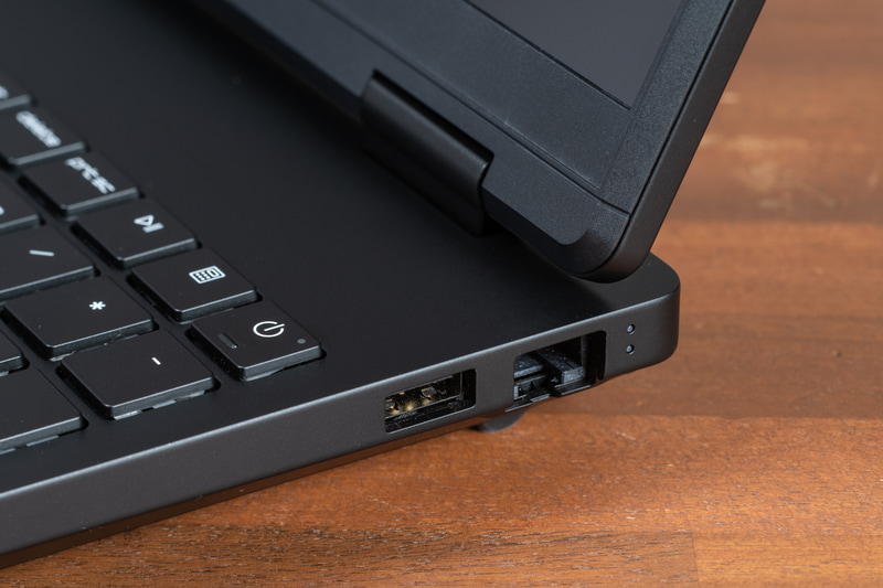 右側面にUSB 3.2 Gen 2とGigabit Ethernet