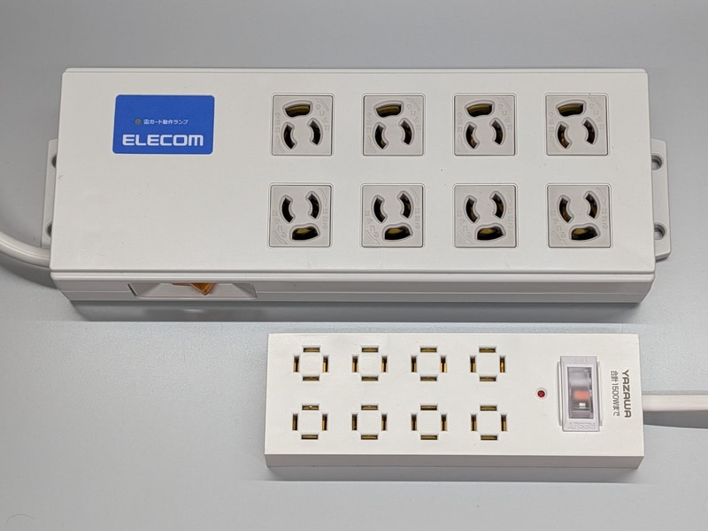 他社の4個口×2列の電源タップとの比較。その小ささがよく分かる