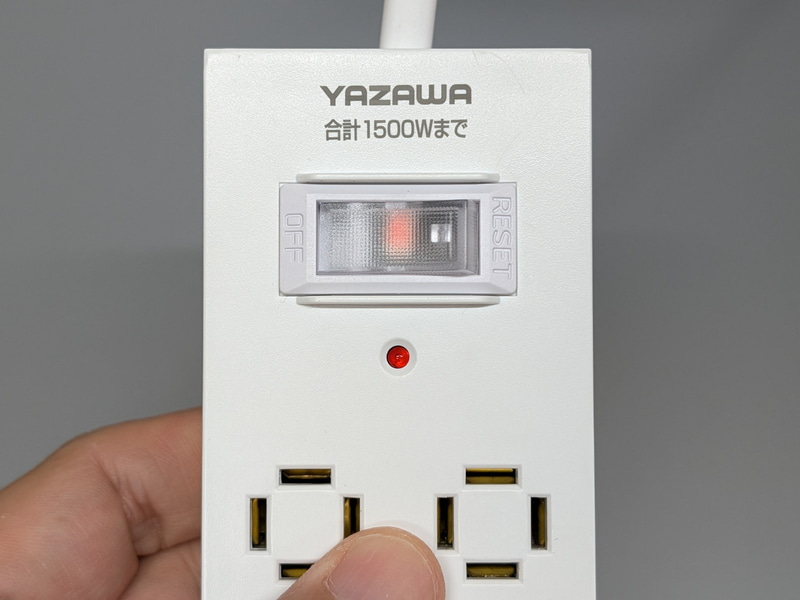 雷ガード内蔵、一括集中ブレーカースイッチ付とタップとしての機能も豊富。ちなみに定格容量は1,500Wだ