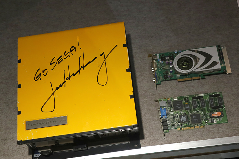 セガのアーケード機、LINDBERGHにはGeForce 7800 GSが採用されている。右下は筆者が持参したNV1搭載のEDGE 3D。残念ながらサイン叶わず