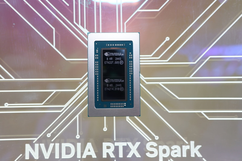 昨年販売が開始された、卓上型スパコン「DGX Spark」とチップ自体は同一視されている