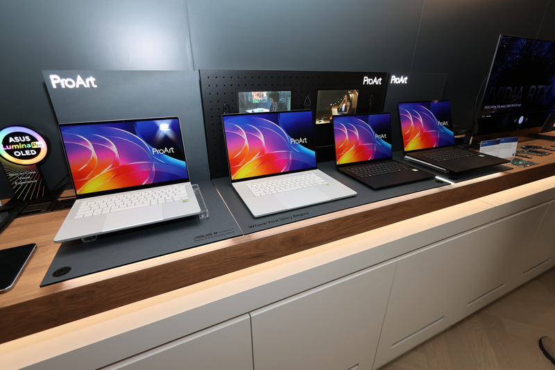 ASUSはRTX Spark機を14型と16型の2タイプの画面サイズ、黒と白の2色展開を行なう