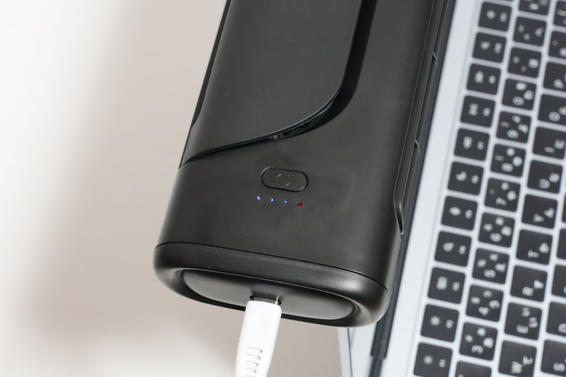 電源ボタンの横には4つのLEDインジケータを装備。本体側面のUSB Type-C端子から充電する。点灯する白色LEDの数は、1つで弱、2つで中、3つで強と、設定している風量を示す。また、バッテリ残量が少なくなると、赤色LEDが点滅する仕様だ