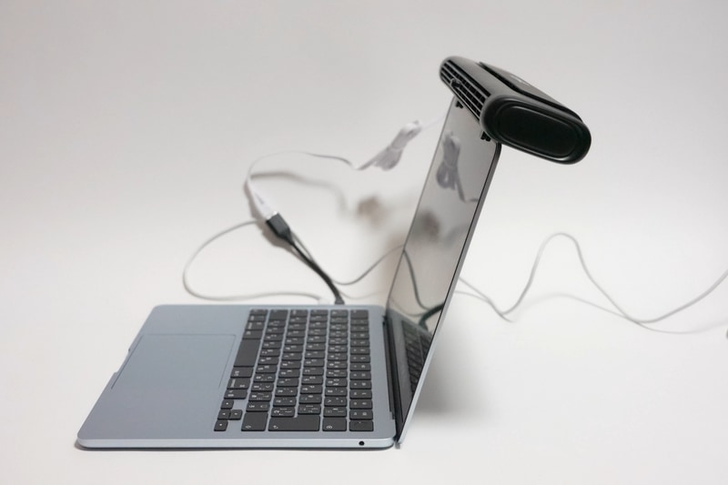 今回使用したMacBook Airでは、この角度まではディスプレイを保持できた