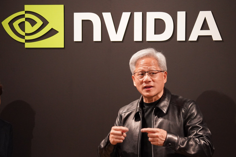 7月16日に行なったぶらさがり会見で記者の質問に答えるNVIDIA ジェンスン・フアンCEO