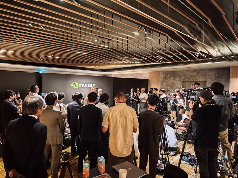 ぶらさがり会見には多くのテレビカメラ、多くの記者が集まっていた