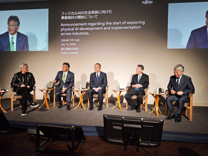 富士通が開催した会見の様子。右からNVIDIA CEO ジェンスン・フアン氏、富士通 代表取締役 CEO 時田隆仁氏、ファナック 代表取締役 兼 CEO 山口賢治氏、安川電機 副会長執行役員 小川昌寛氏、川崎重工 代表取締役社長執行役員 橋本康彦氏