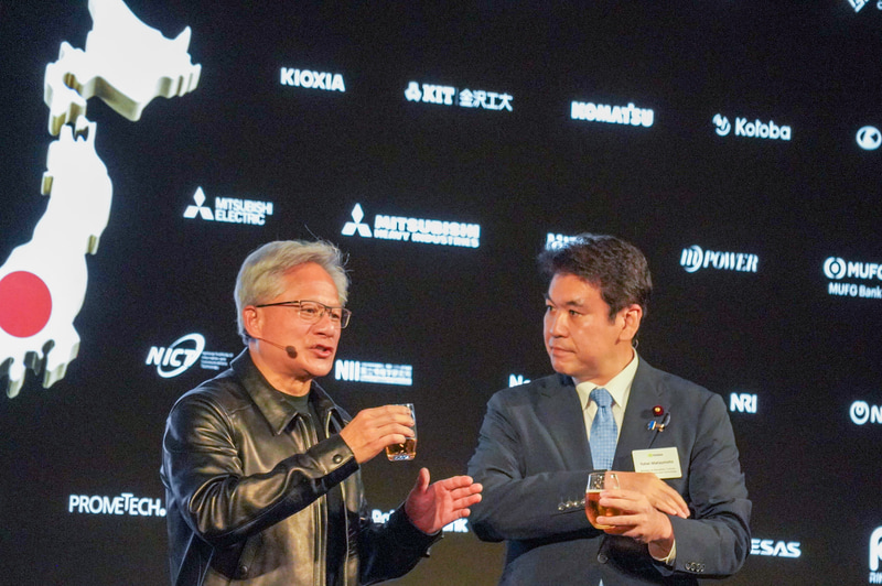 NVIDIAが7月16日の夕方に開催したレセプションで、松本洋平文部科学大臣(右)と一緒に乾杯の音頭をとるNVIDIA ジェンスン・フアン氏