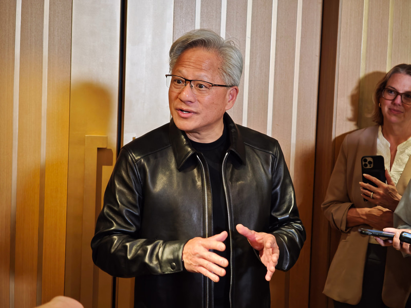 7月15日のぶら下がり会見で質問に答えるジェンスン・フアン氏