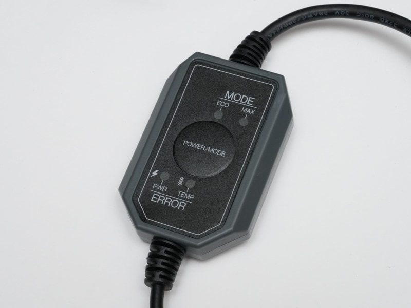 コントローラでは電源のオン/オフと、動作モード(ECO/MAX)の切り替えが可能。形状は同じだが、薄いグレーから濃いグレーへ色が変更された