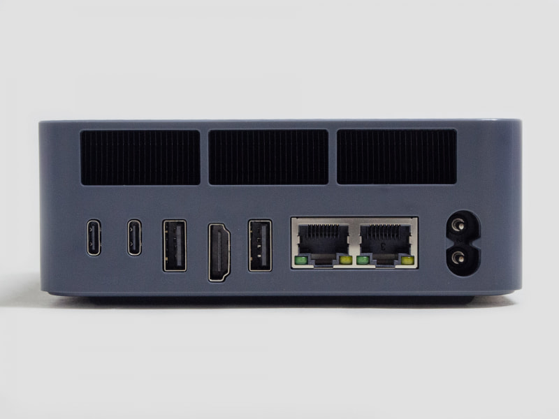 背面はThunderbolt 4 2基、USB 3.2 Gen 2 2基、HDMI、10GbE、2.5GbE、ACプラグ