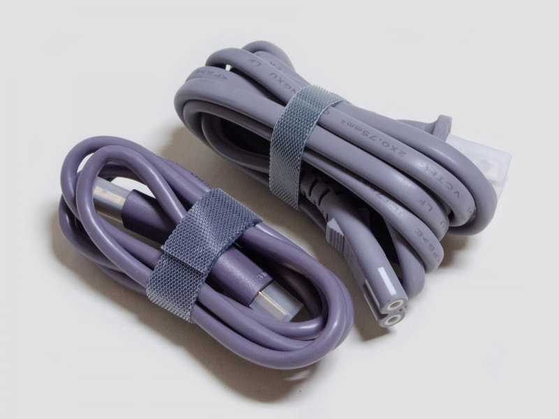 付属品。ACアダプタがないので、ACケーブルとHDMIケーブルのみ