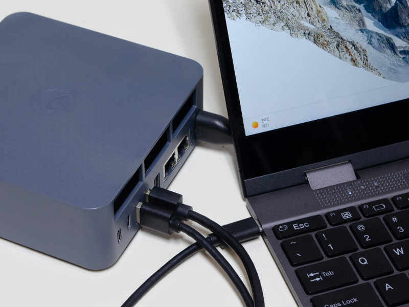 いつものキーボード付きモバイルモニターへ接続。相性の問題か、なぜかThunderbolt 4では接続できず、HDMIとUSB、ケーブル2本での接続となった