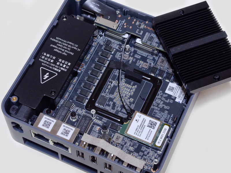 メモリはLPDDR5タイプなので増設不可。M.2 2280スロットは2つ共空き。左側に電源ユニットが見える