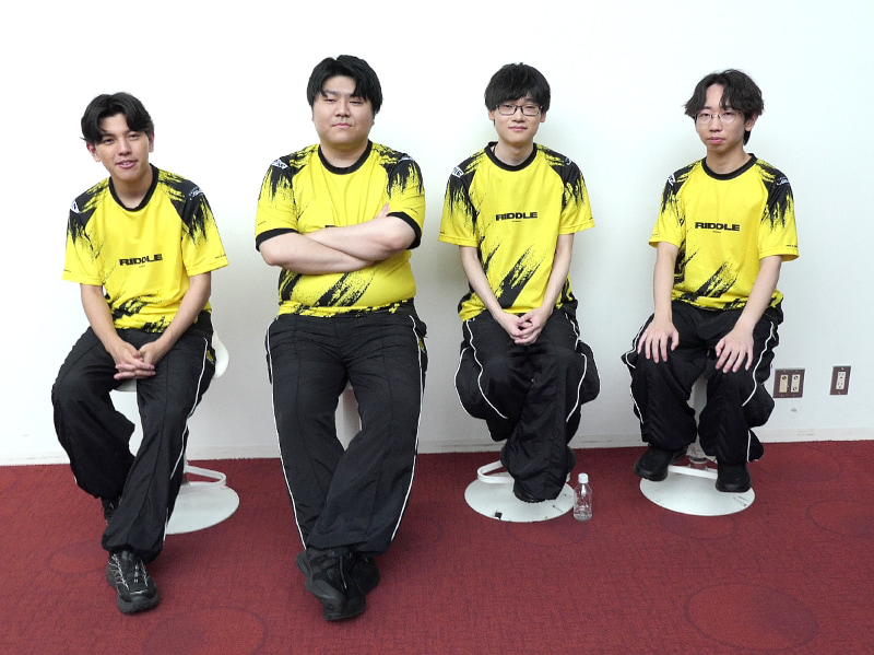 RIDDLE ORDERのメンバーは、左からリーダーの高木、Jr.、あでりい、ひかるの4人