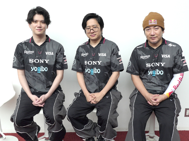 REJECTのメンバーは、左からYAS、ふ～ど、リーダーのウメハラの3人に新たに参戦したひなおを含む4人。今回の宣材撮影では、ひなおが体調不良で欠席していたため、3人のみの写真となる