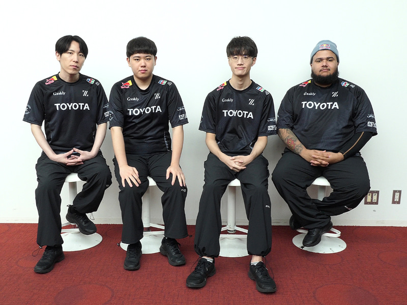 今年のZETA DIVISION Geeklyは、リーダーのももち、ひぐち、ヤマグチに、新たな助っ人外国人、MenaRDを加えて、ともに勝利を目指す