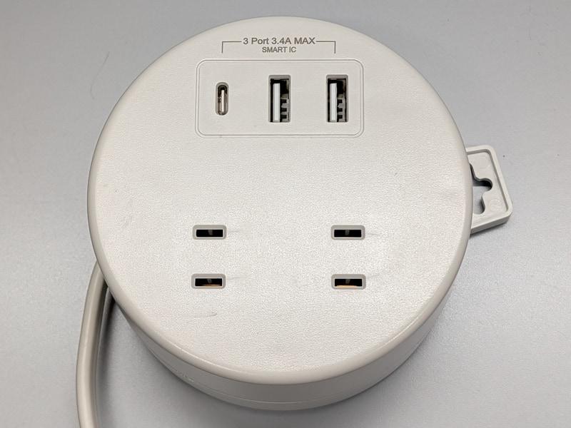 USB Type-Aポート×2およびUSB Type-Cポート×1を搭載する