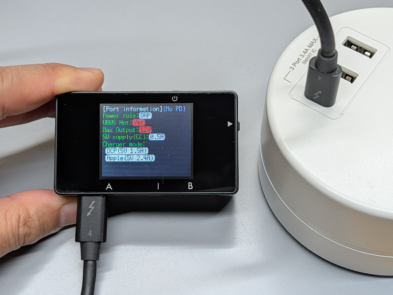 USB PDには非対応。パッケージなどには最大15W(5V/3A)と書かれているが、チェッカーで測定したところ12W(5V/2.4A)が最大と表示された