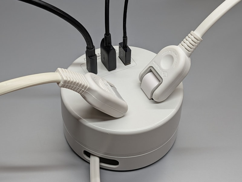 すべてのポートにケーブルを挿した状態。コンセントの間隔は広めなのでACアダプタが隣の口と干渉する可能性も低い。ちなみに定格出力(コンセント部)は合計1400Wまで
