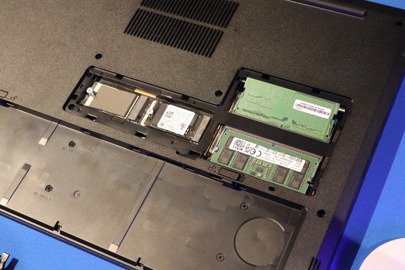 SSDは交換可能。サイズとしては2242のようだ