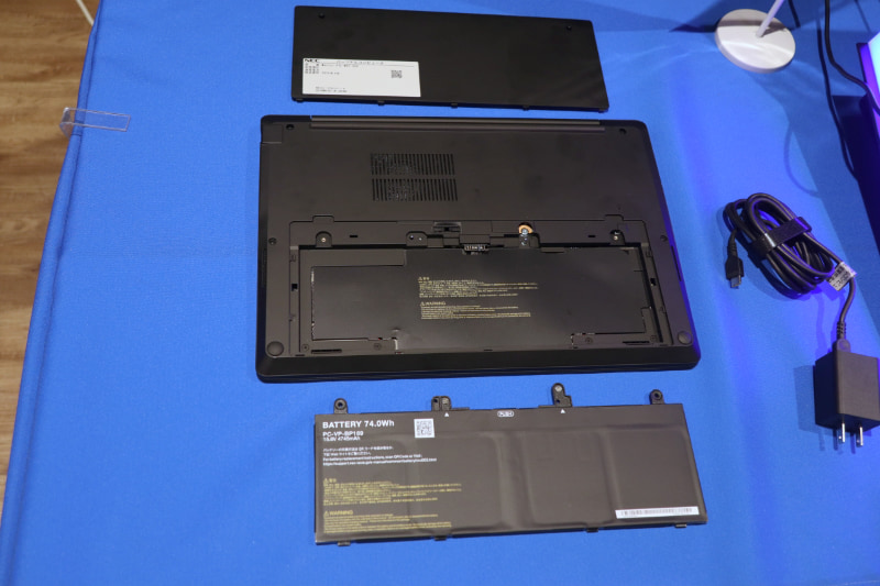 LAVIE BM74Cはバッテリ着脱が可能だ