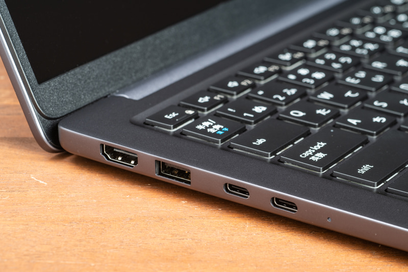 左側面にはHDMI、USBとThunderbolt 4/USB4ポートが2つ