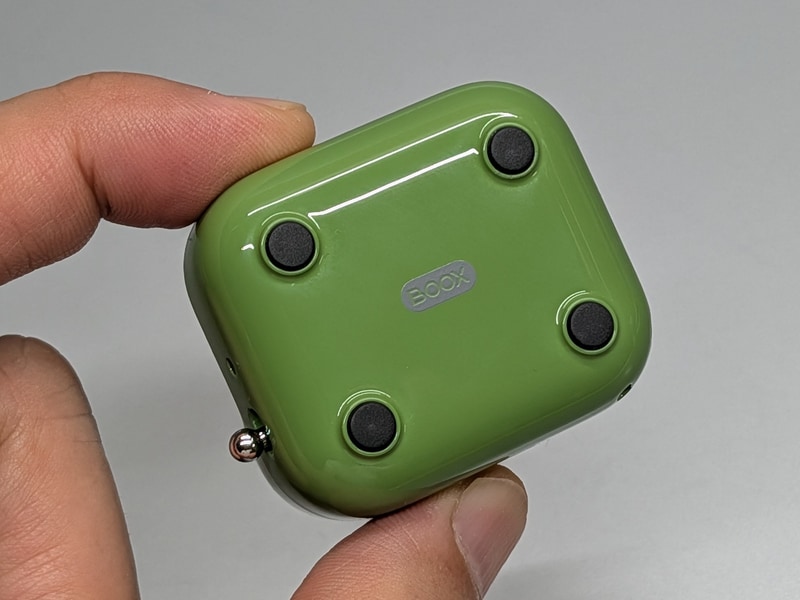 底面には滑り止めのゴム脚が備わっている