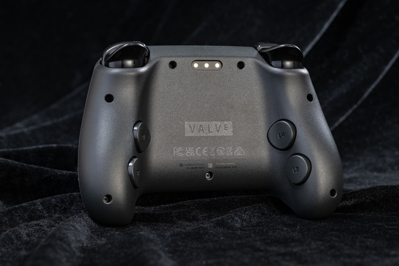 背面上部にはワイヤレス接続用アダプタ「Steam Controller Puck」と接続するためのピンが並ぶ。マグネットが仕込まれており、近づけるとピタッと吸着される。グリップ部には追加ボタンのL4/L5/R4/R5ボタンの4ボタンが並べられている