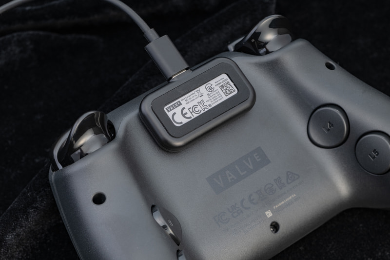 ワイヤレス接続での利用は汎用的なBluetoothのほか、付属の無線接続アダプタ「Steam Controller Puck」も利用できる