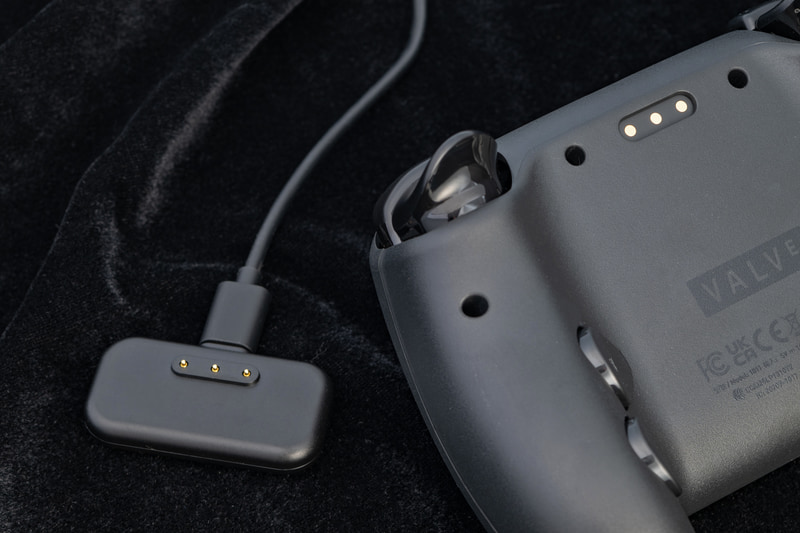 本体の充電はこのアダプタをマグネット吸着することで行なえるつくりになっているほか、アダプタ経由での接続時にも有線接続が利用できる